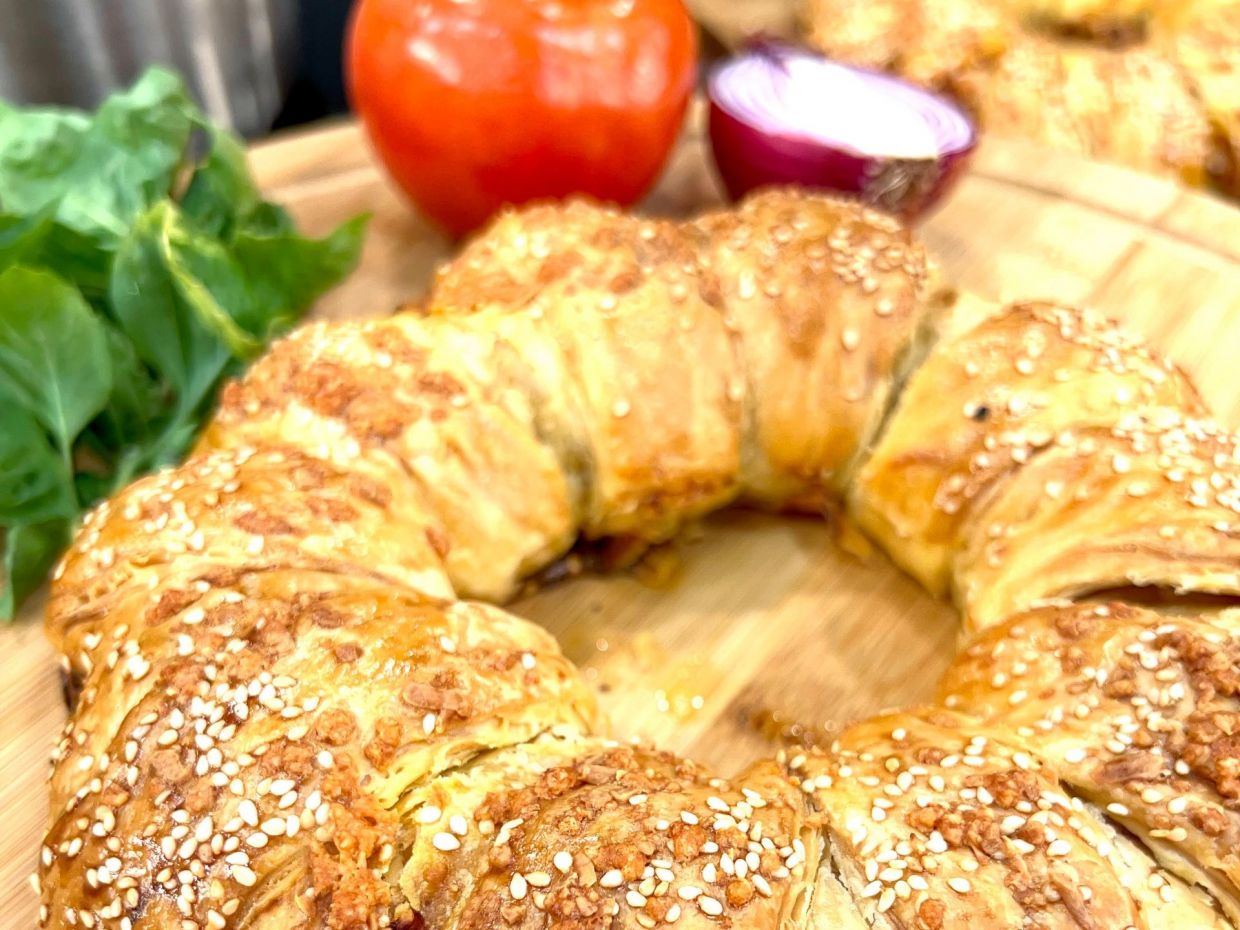 Όχι άλλα γλυκά! Φτιάξε σφολιάτα με τυρί και γαλοπούλα