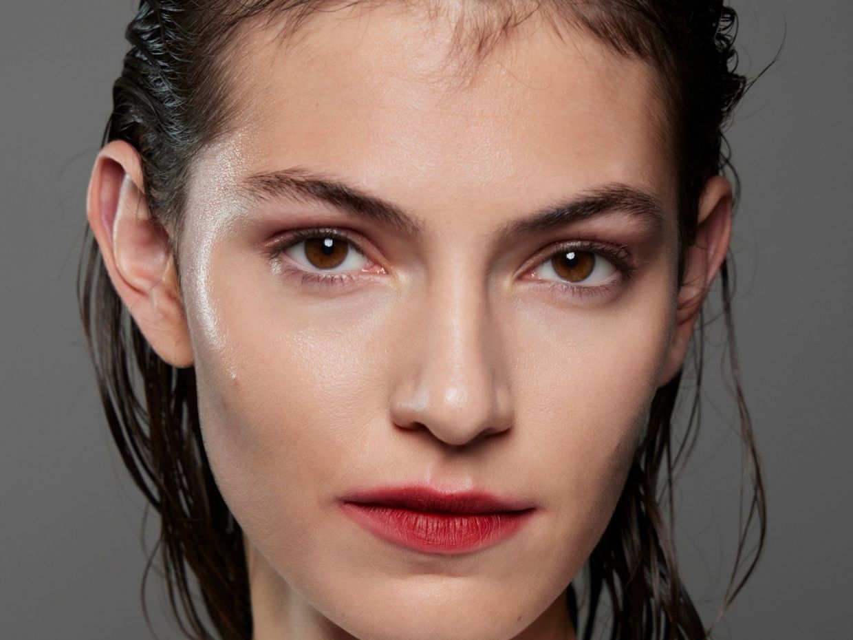 Shower makeup: Πώς θα πετύχεις σε 8 βήματα την πιο sexy τάση μακιγιάζ του TikTok