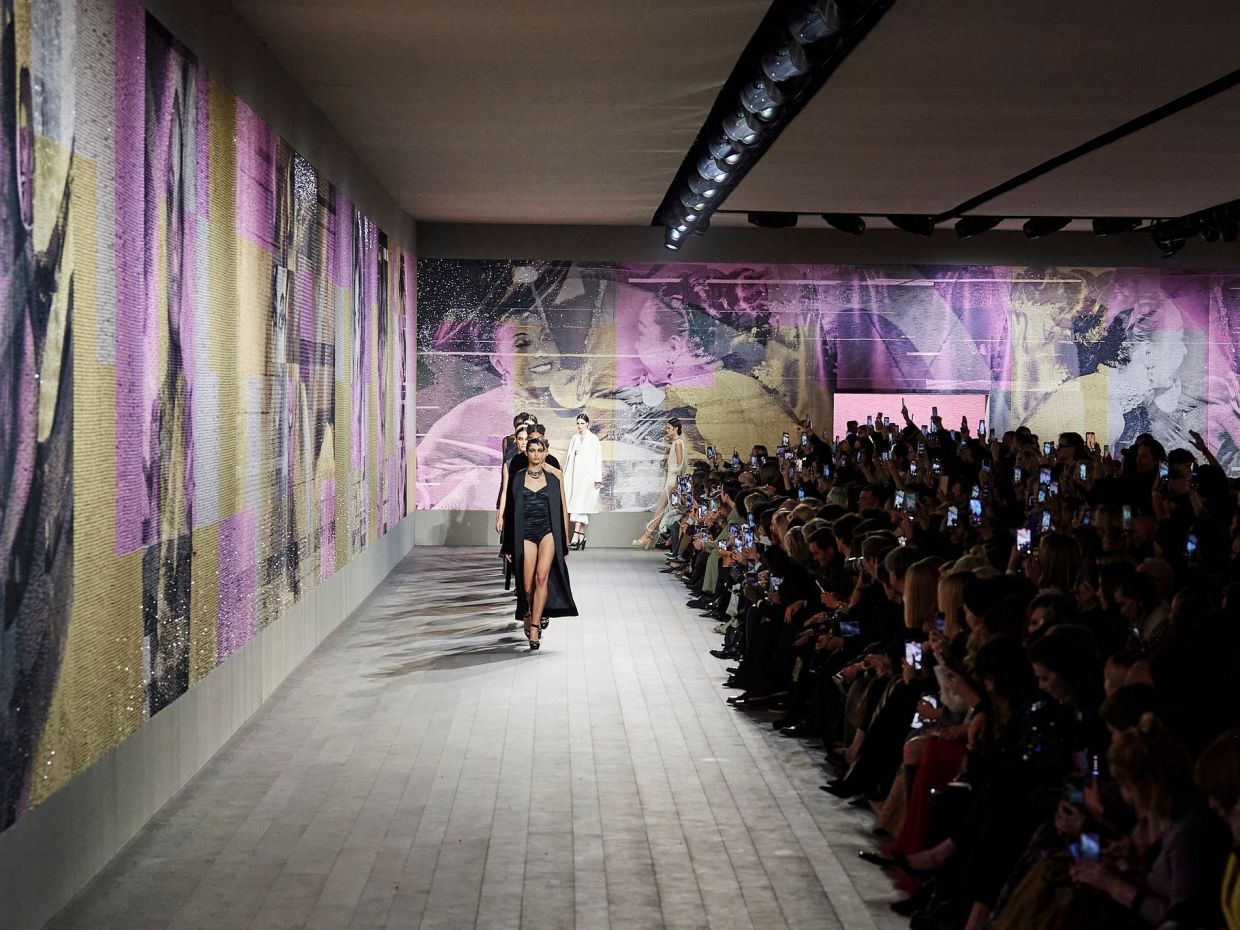 Τα 20s ξαναζωντάνεψαν στο catwalk του οίκου Dior με την couture να παίρνει μια νέα minimal αισθητική