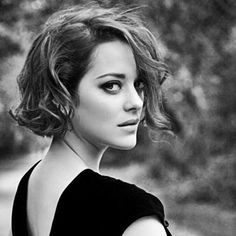 Η Marion Cotillard έκανε την πρώτη της εμφάνιση με φουσκωμένη κοιλίτσα