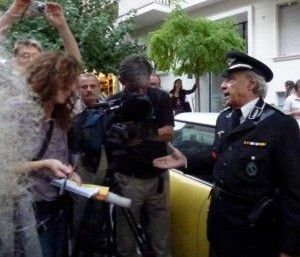 Έκαψαν τη ναζιστική σημαία έξω από την Γερμανική Πρεσβεία!
