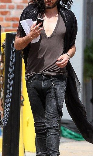 To ντεκολτέ του Russell Brand