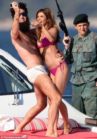 Sacha Baron Cohen: Όταν βαριέται τις γυναίκες, τις πετάει στη θάλασσα