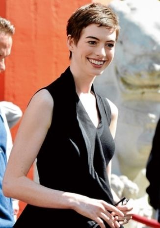 Anne Hathaway: Αν και έχασε 12 κιλά ακόμη ανησυχεί για το βάρος της