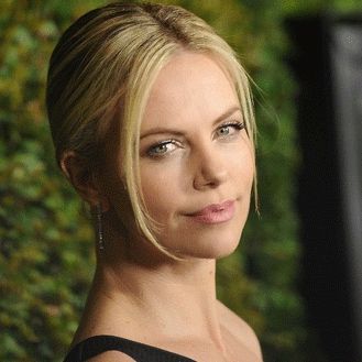 Charlize Theron: Πιο όμορφη από ποτέ με φουσκωμένη κοιλίτσα