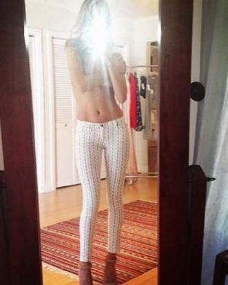 Ποιο supermodel και ηθοποιός ανέβασε τόπλες φωτό για να μας δείξει... το παντελόνι της;