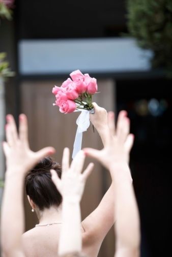 Κατά το έθιμο πρέπει να πετάξω την ανθοδέσμη στις φίλες μου, αλλά θέλω να την κρατήσω και για ενθύμιο. Τι να κάνω;