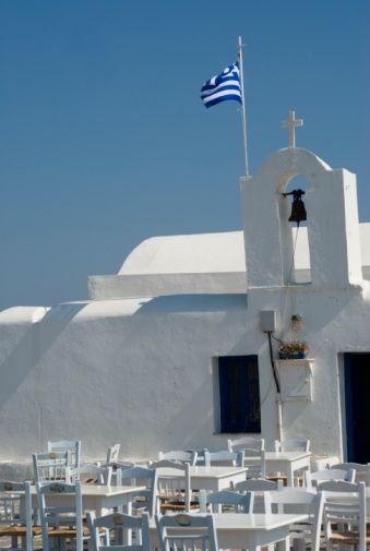 Θα παντρευτώ τον Σεπτέμβρη και θέλω να κάνω τη δεξίωση έξω από την εκκλησία για να μην ξοδέψω χρήματα. Γίνεται;