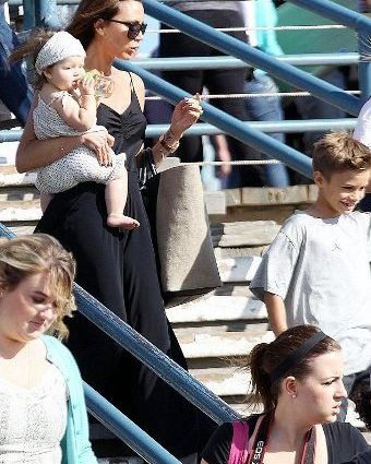 Victoria Beckham: Βόλτα στην παραλία με τη Harper και τον Romeo