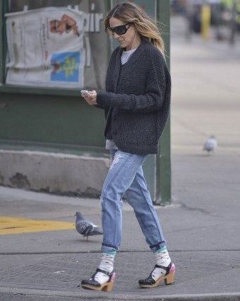 Η Sarah Jessica Parker, τρελάθηκε; Η διάσημη ηθοποιός αποφάσισε να σχεδιάσει κάλτσες για... ψηλοτάκουνα!
