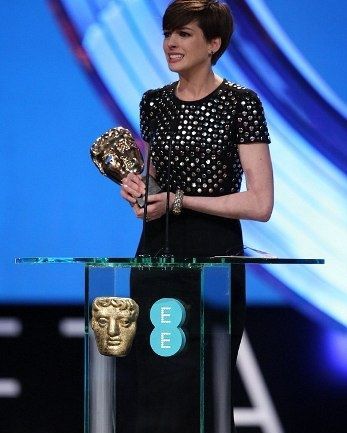 Τα χλευαστικά σχόλια στο twitter για την Anne Hathaway. Ήταν όντως γραφική στα Bafta;