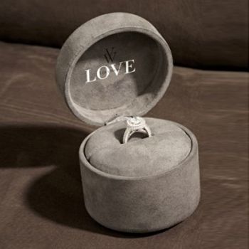H Vera Wang σχεδιάζει βέρες