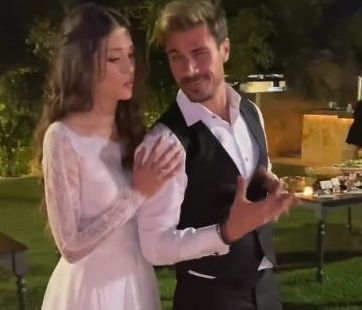 Ο Άκης Πετρετζίκης τραγούδησε στον γάμο του: Ο χορός αγκαλιά με την Κωνσταντίνα Παπαμιχαήλ