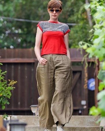 Αnne Hathaway πιστεύεις πραγματικά πως αυτό το παντελόνι σε κολακεύει;