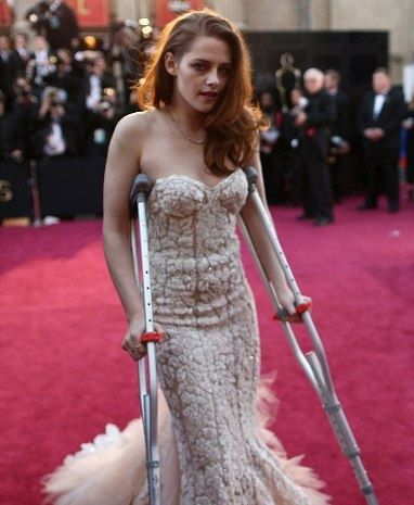 Kristen Stewart: Γιατί εμφανίστηκε με πατερίτσες στα Oscar;