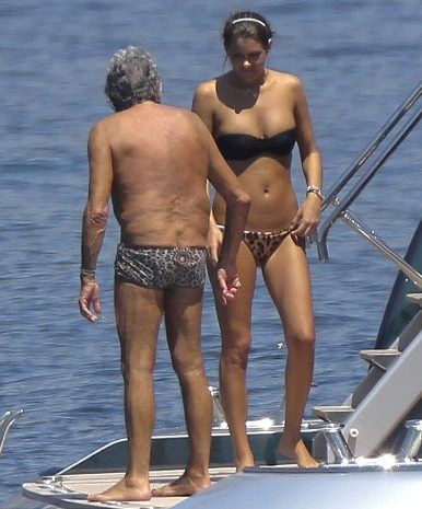 Ποιος τσαχπίνης ηλικιωμένος σταρ απολαμβάνει τον ήλιο φορώντας το μικροσκοπικό λεοπάρ μαγιό του;