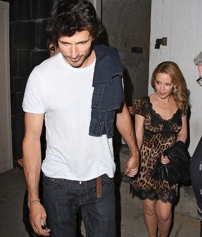 Κylie Minogue: Ακόμα ένα «cougar» χέρι χέρι με το toy boy της