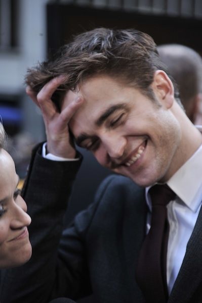 H βασιλική πλευρά του Robert Pattinson