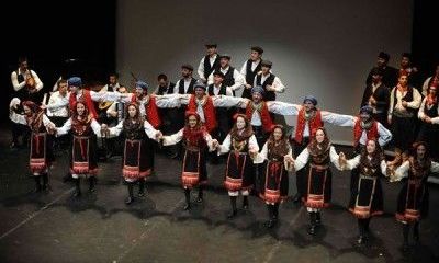 Γαϊτανάκι από φιλιά, από το Λυκείο Ελληνίδων Αθηνών στο Μέγαρο Μουσικής Αθηνών