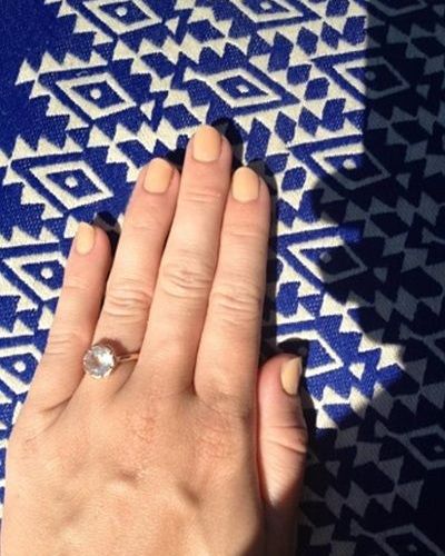 H Miley Cyrus λατρεύει τα nude nails