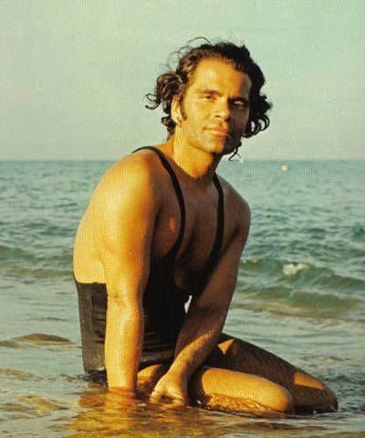 O Karl με mankini!