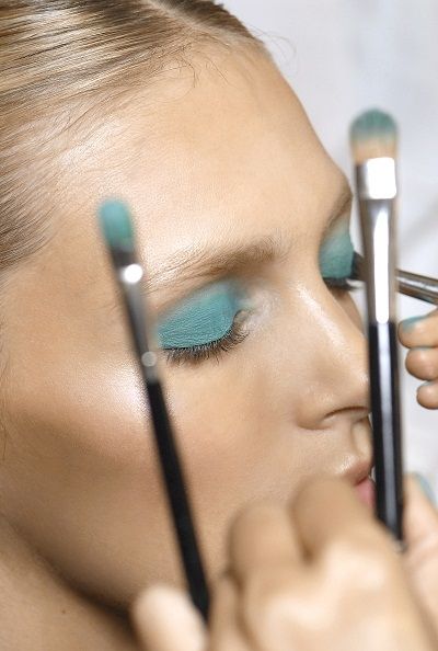 Σκιές, πινέλα, eyeliner και φωτεινά μάτια