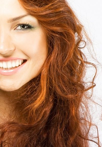 Γιατί η υγρασία στο περιβάλλον αποτελεί τέτοια απειλή για τα μαλλιά;