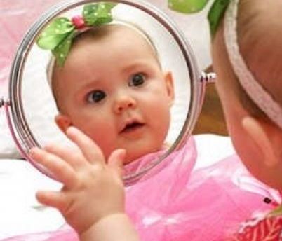 Η απίστευτη αντίδραση ενός μωρού όταν κοιτάει τον εαυτό του στον καθρέφτη!