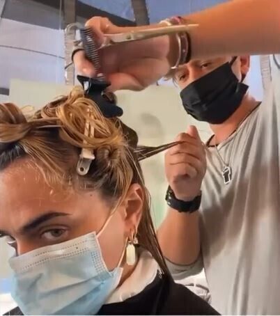 Ο King of Brazilian keratin Ιωάννης Aγγελόπουλος επι τω έργω με την Κόνι Μεταξά