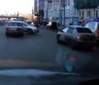 Βίντεο: Μόνο στη Ρωσία - Δείτε το... εξωφρενικό παρκάρισμα που έκανε!