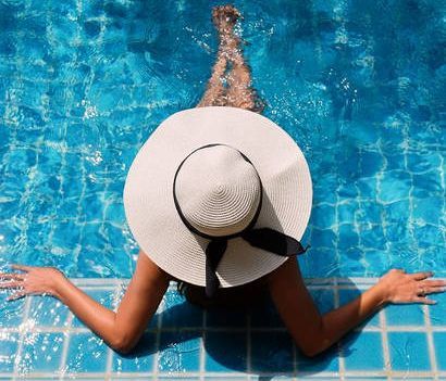 Έκανε μπάνιο στην πισίνα όταν ξαφνικά πλησίασε αυτό το τεράστιο πλάσμα (vid)