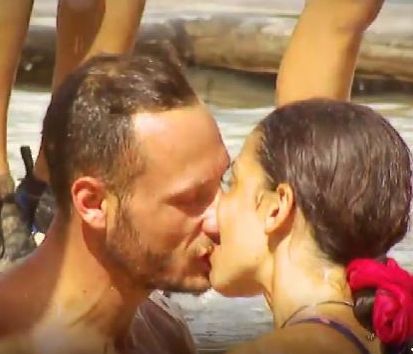 Survivor:Το «ανήθικο» φιλί Μυριέλλας-Γιώργου εξαγρίωσε την Αθηνά και το twitter τρελάθηκε στα σχόλια
