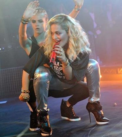 Rita Ora- Cara Delevigne: δείτε τα άτακτα κορίτσια σε ένα live μουσικό ντουέτο