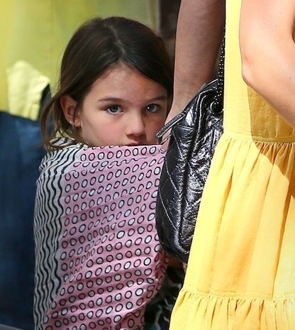 Suri Cruise: Μπήκε για πρώτη φορά σε ταξί και αεροπλάνο γραμμής