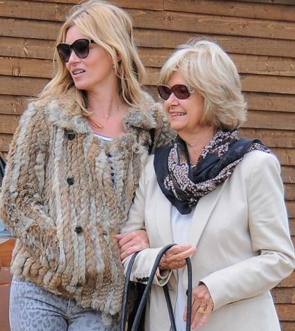 Kate Moss: Η έξοδος με τα πεθερικά της