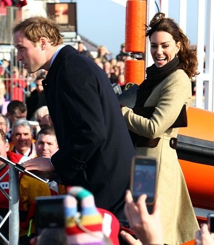 4+Σήμερα: Η Kate Middleton συνόδευσε τον αγαπημένο της και στην επίσκεψή του στον τάφο της μητέρας του