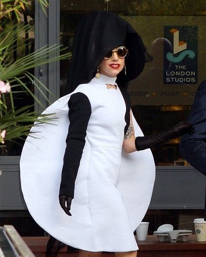 H Lady Gaga είναι fashion icon με τη βούλα