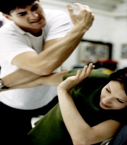 Βρίσκομαι σε μία καταπιεστική σχέση με βία. Ας με βοηθήσει κάποιος!