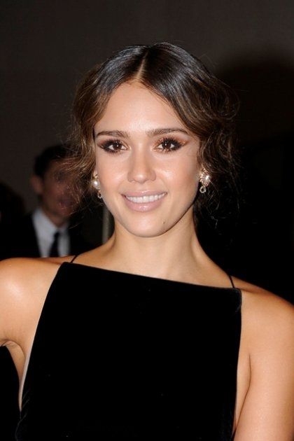 Η Jessica Alba ετοιμάζει βιβλίο