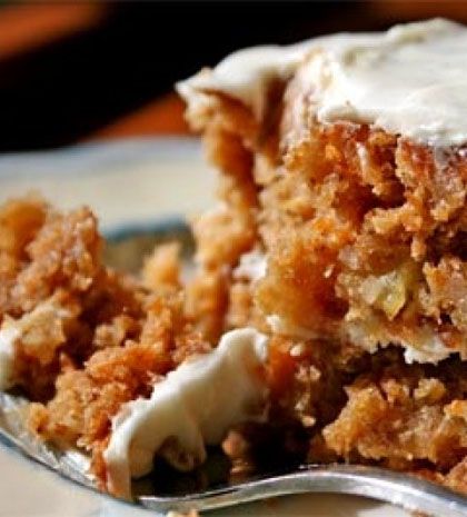 Ζουμερό carrot cake με λευκό γλάσο