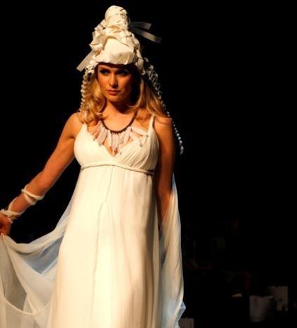 Αποκλειστικό Victoria Kyriakides: To Grecian chic show που έκανε το Λονδίνο να παραμιλάει...