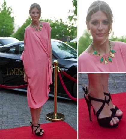 H Mishca Barton με pink-chic διάθεση