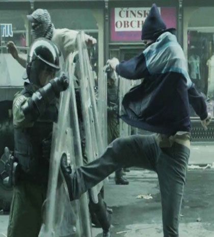 Σας θυμίζουν κάτι οι εικόνες; O Romain Gavras σκηνοθετεί το video-clip των Kanye West και Jay-Z!