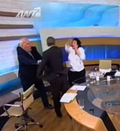 Επίθεση με γροθιές του Ηλία Κασιδιάρη στην Λιάνα Κανέλλη