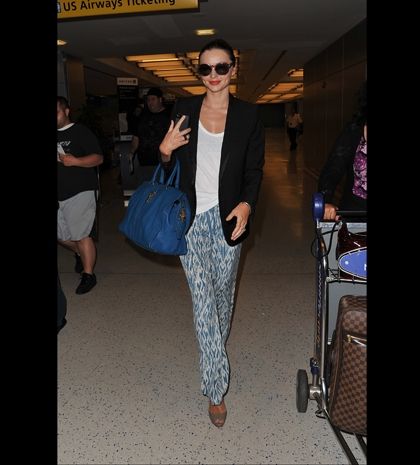 Miranda Kerr: άκρως κομψή και καλοκαιρινή κρατώντας την it bag του YSL