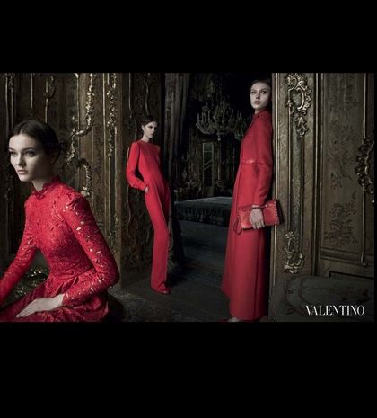 Οι μούσες του Valentino στα κόκκινα