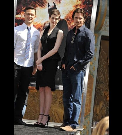 Anne Hathaway: στα μαύρα και της πάει