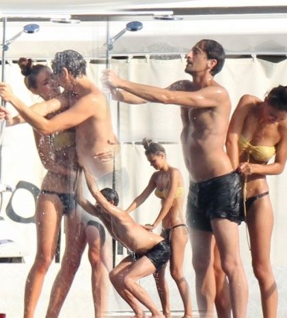 Αdrien Brody: Οι καυτές πόζες με το κορίτσι του