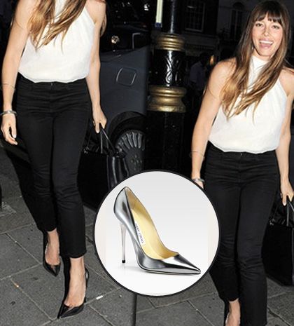 Jessica Biel: τα ασημένια γοβάκια έσωσαν το ασπρόμαυρο look