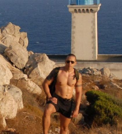 Ηλιάς Κασιδιάρης: Ποζάρει ημίγυμνος